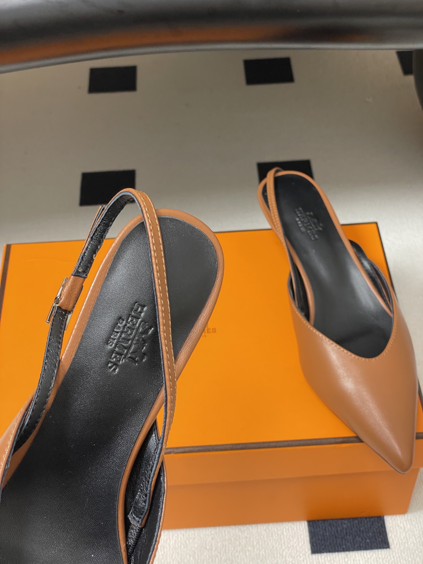 Hermes 爱马仕🐎 2026春夏新款 H家 Nicole露跟凉鞋系列尖头Kelly扣高跟凉鞋 小猫跟 Hermes 爱马仕🐎 2026春夏新款 H家 Nicole露跟凉鞋系列尖头Kelly扣高跟凉鞋 小猫跟