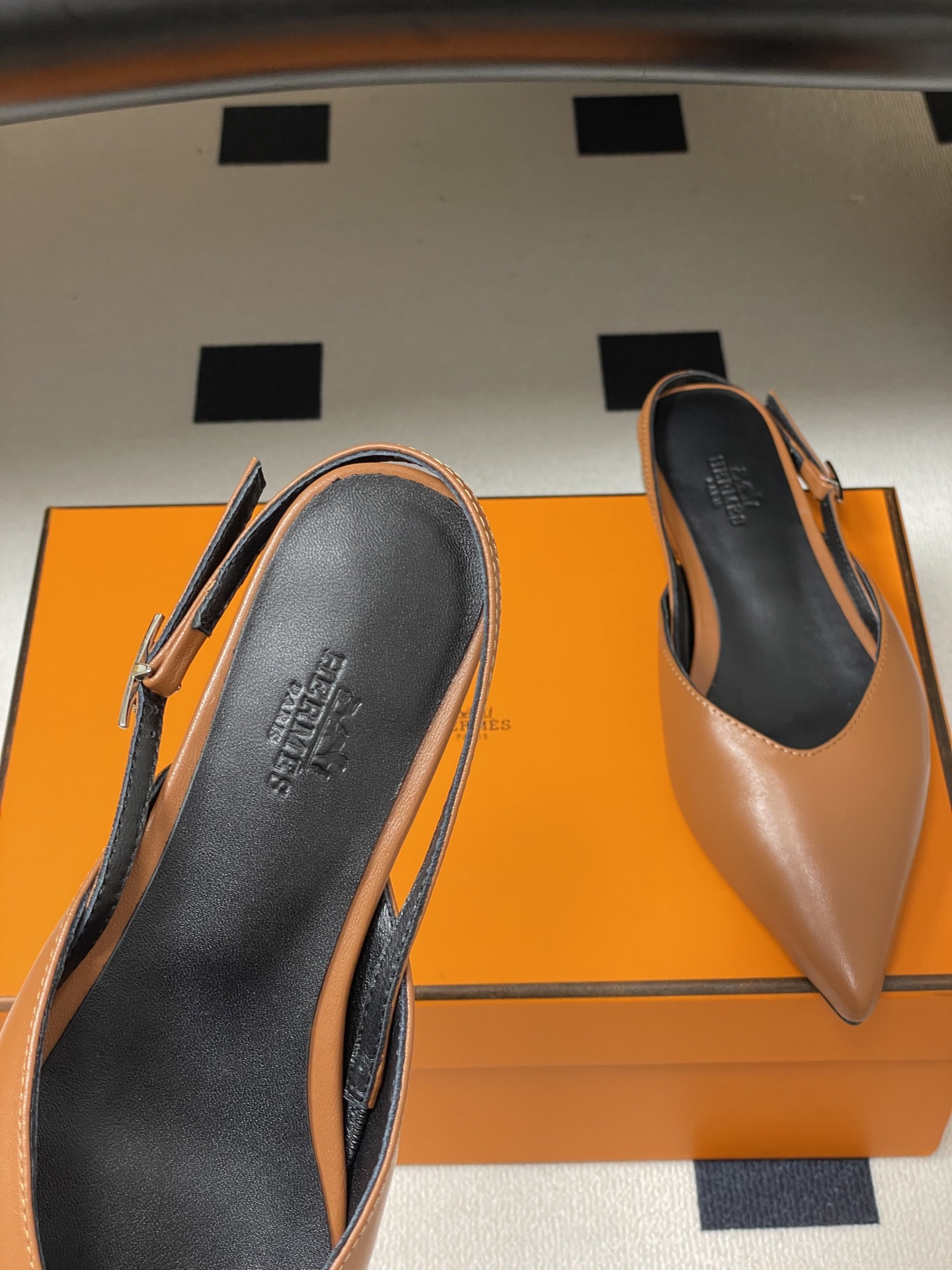 Hermes 爱马仕🐎 2026春夏新款 H家 Nicole露跟凉鞋系列尖头Kelly扣高跟凉鞋 小猫跟 Hermes 爱马仕🐎 2026春夏新款 H家 Nicole露跟凉鞋系列尖头Kelly扣高跟凉鞋 小猫跟