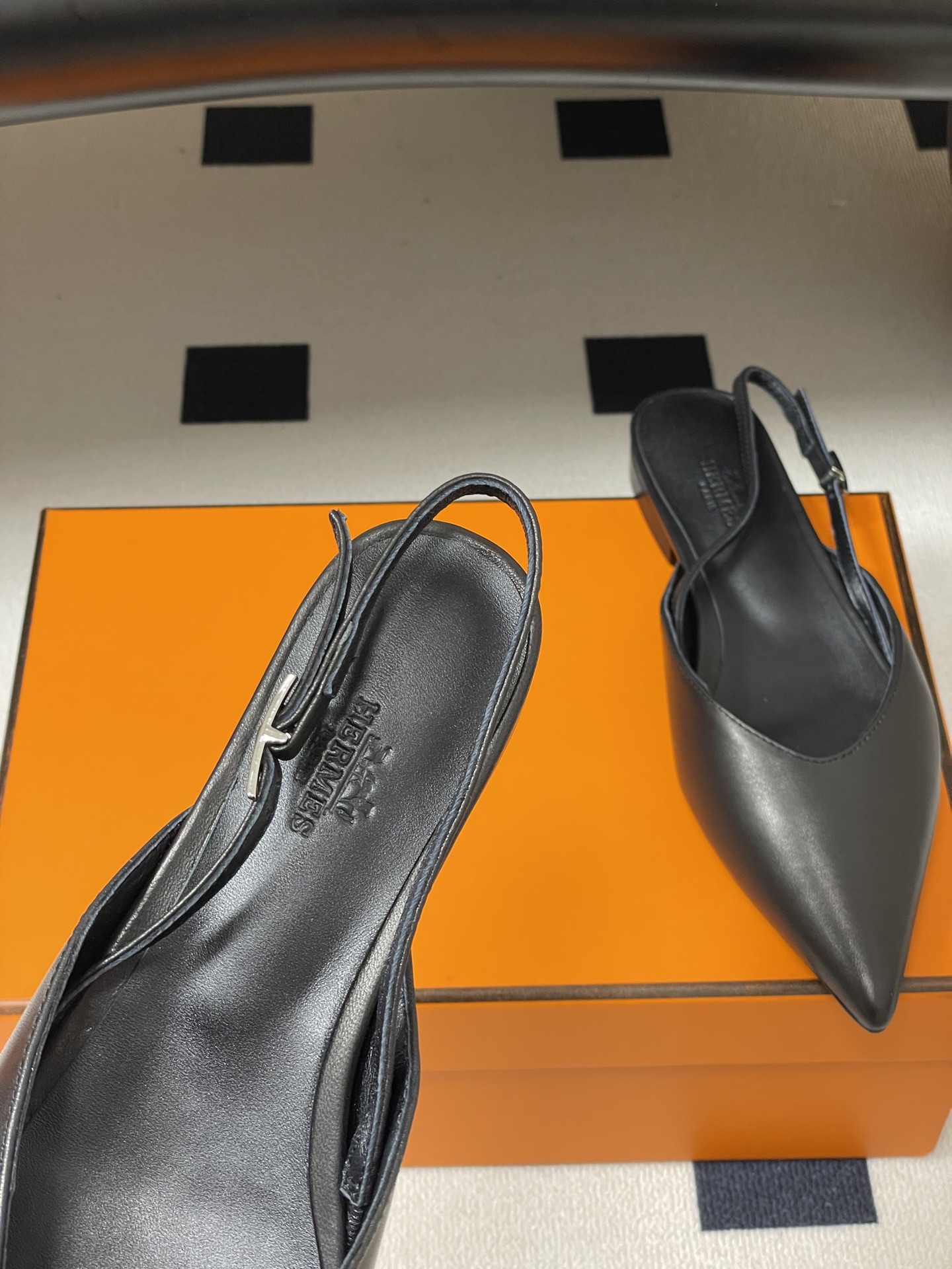 Hermes 爱马仕🐎 2026春夏新款 H家 Nicole露跟凉鞋系列尖头Kelly扣高跟凉鞋 小猫跟 Hermes 爱马仕🐎 2026春夏新款 H家 Nicole露跟凉鞋系列尖头Kelly扣高跟凉鞋 小猫跟