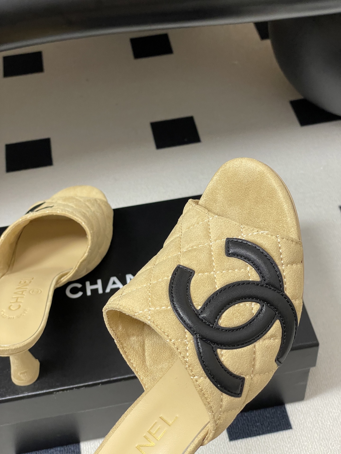 2026早春度假系列爆品🔥Chanel 小香26A 经典双C菱格鱼嘴蜜儿高跟拖鞋标志性双C扣凉拖鞋简约时 2026早春度假系列爆品🔥Chanel 小香26A 经典双C菱格鱼嘴蜜儿高跟拖鞋标志性双C扣凉拖鞋简约时