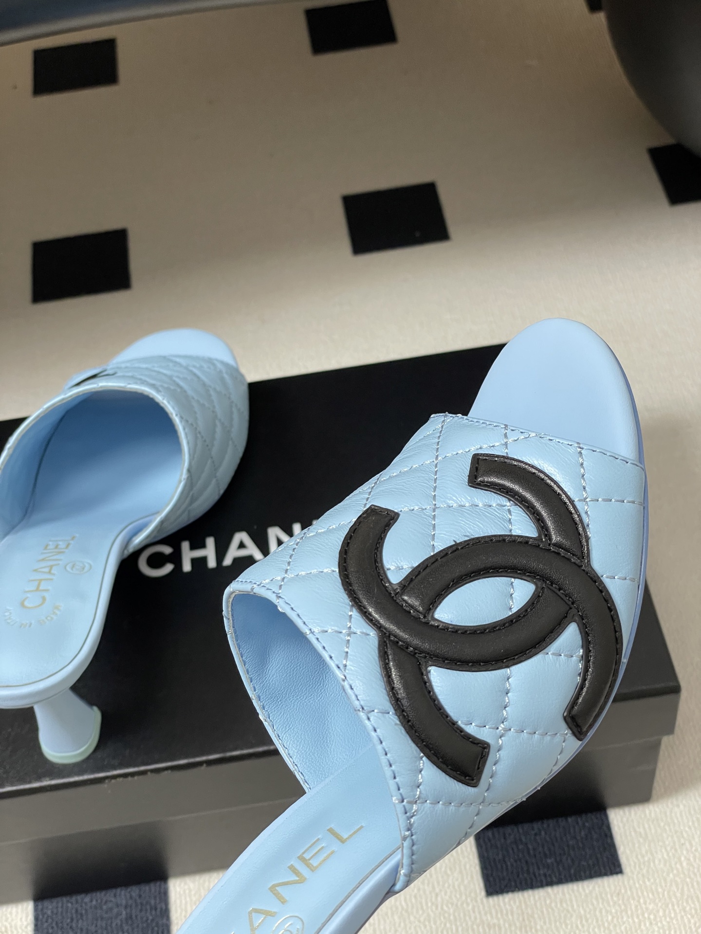 2026早春度假系列爆品🔥Chanel 小香26A 经典双C菱格鱼嘴蜜儿高跟拖鞋标志性双C扣凉拖鞋简约时 2026早春度假系列爆品🔥Chanel 小香26A 经典双C菱格鱼嘴蜜儿高跟拖鞋标志性双C扣凉拖鞋简约时