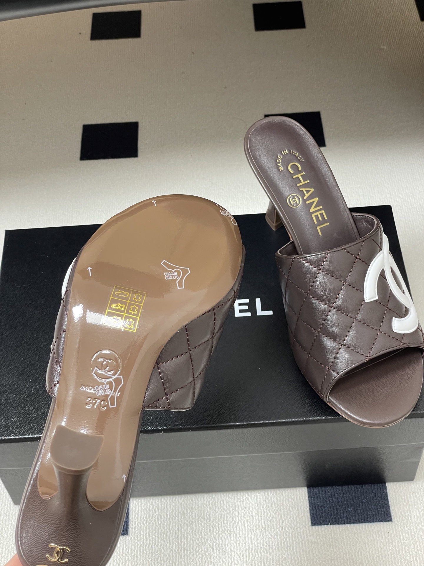 2026早春度假系列爆品🔥Chanel 小香26A 经典双C菱格鱼嘴蜜儿高跟拖鞋标志性双C扣凉拖鞋简约时 2026早春度假系列爆品🔥Chanel 小香26A 经典双C菱格鱼嘴蜜儿高跟拖鞋标志性双C扣凉拖鞋简约时