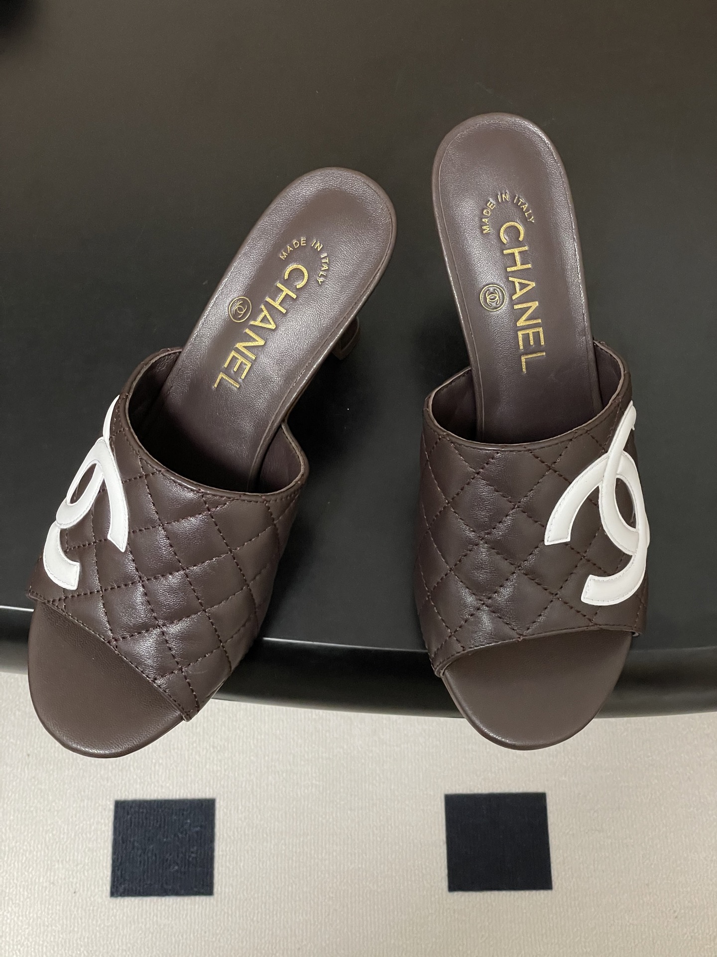 2026早春度假系列爆品🔥Chanel 小香26A 经典双C菱格鱼嘴蜜儿高跟拖鞋标志性双C扣凉拖鞋简约时 2026早春度假系列爆品🔥Chanel 小香26A 经典双C菱格鱼嘴蜜儿高跟拖鞋标志性双C扣凉拖鞋简约时