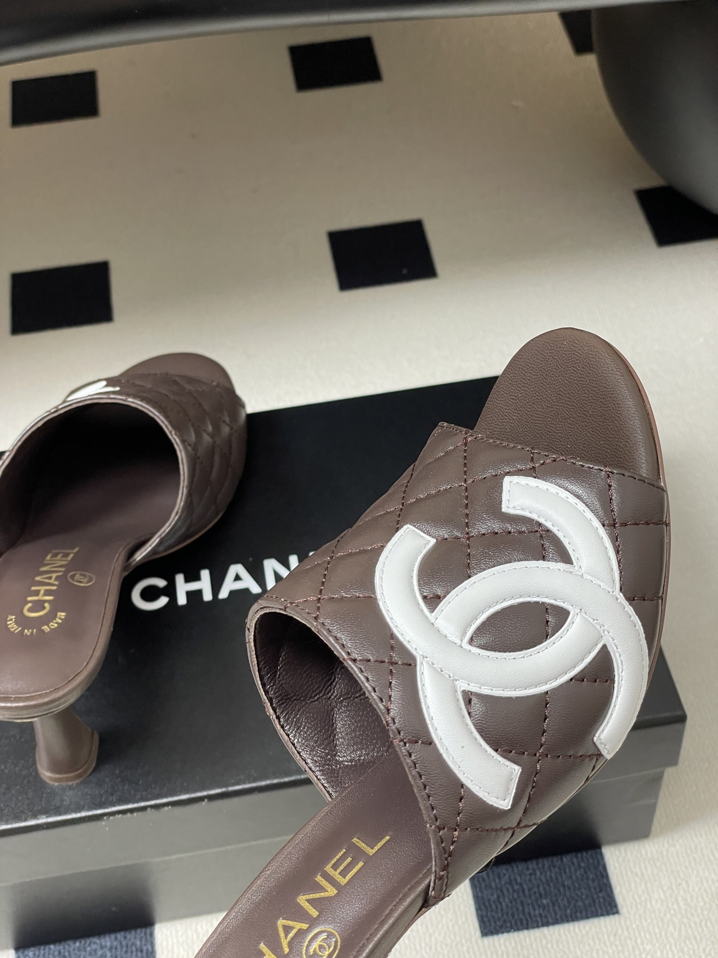 2026早春度假系列爆品🔥Chanel 小香26A 经典双C菱格鱼嘴蜜儿高跟拖鞋标志性双C扣凉拖鞋简约时 2026早春度假系列爆品🔥Chanel 小香26A 经典双C菱格鱼嘴蜜儿高跟拖鞋标志性双C扣凉拖鞋简约时
