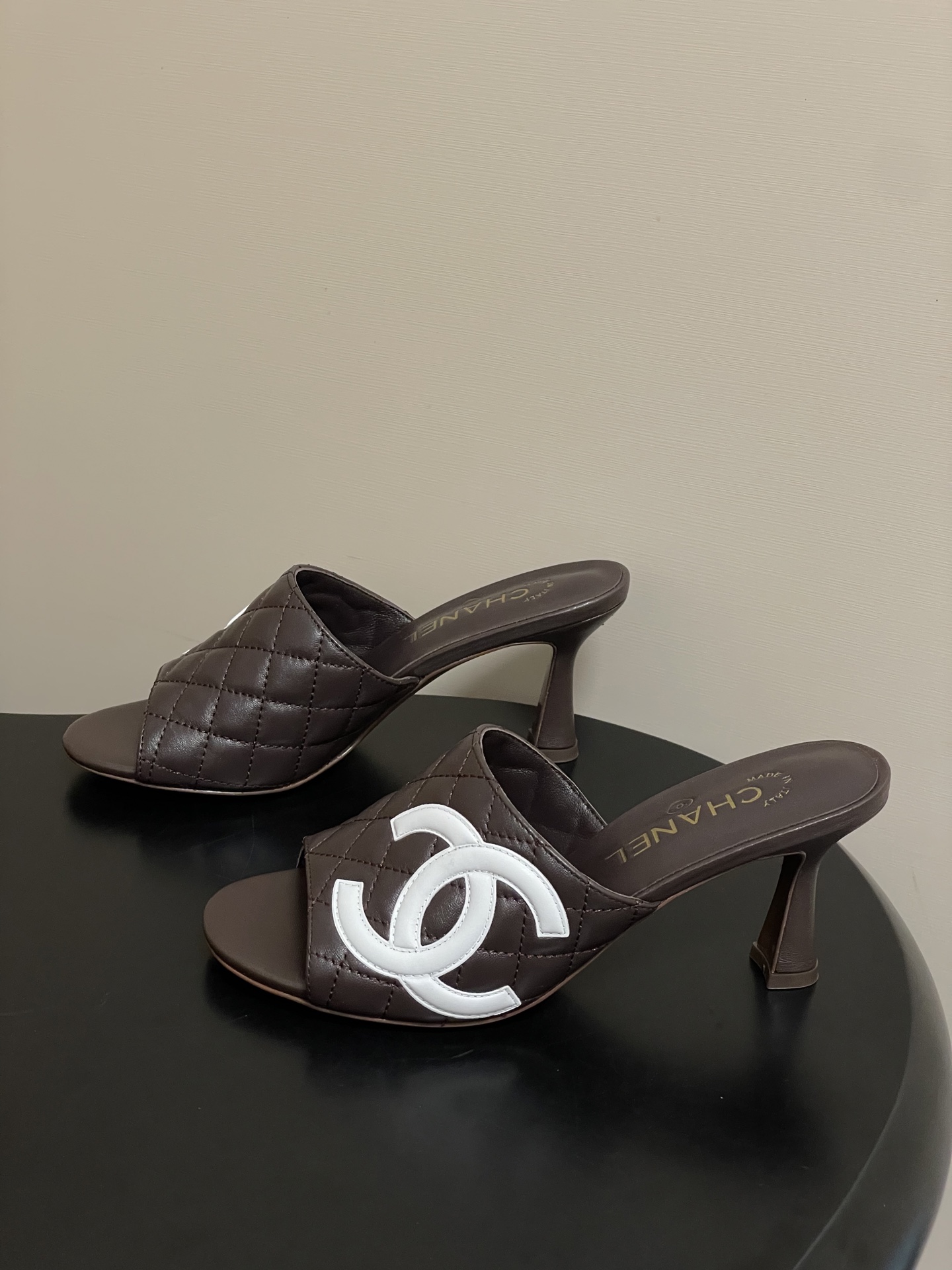 2026早春度假系列爆品🔥Chanel 小香26A 经典双C菱格鱼嘴蜜儿高跟拖鞋标志性双C扣凉拖鞋简约时 2026早春度假系列爆品🔥Chanel 小香26A 经典双C菱格鱼嘴蜜儿高跟拖鞋标志性双C扣凉拖鞋简约时