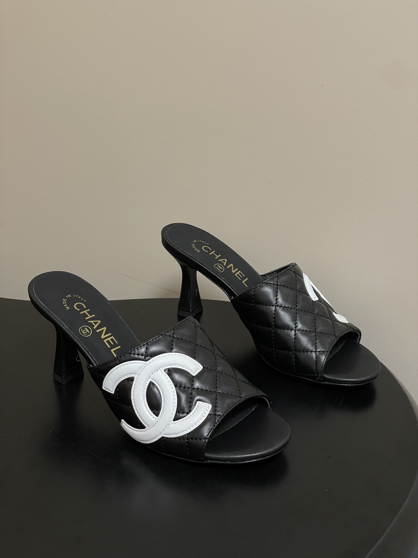 NO:874220,- 2026 early spring vacation series hot product Chanel Xiaoxiang 26A classic double C diamond fish mouth honey high heel slippers and iconic double C buckle sandal slippers. Simple and fashionable, the overall use of mule shoe style. This shoe type has no laces or complex fixed structure, easy to put on and take off, and shows simple and smooth lines, in line with modern fashion aesthetics. The arched high heel design increases the beauty of the wearer's height and leg lines, and also gives the overall shape an elegant and sexy temperament.  Upper sheepskin/sheepskin, inner padding lambskin, sole Italian genuine leather outsole, heel height 8cm, size 35-39 (40.41 custom made, non-returnable), high heels and slippers, chanel, high heels, slippers, sheepskin, sheep, Leather soles19860909- 2026早春度假系列爆品Chanel 小香26A 经典双C菱格鱼嘴蜜儿高跟拖鞋标志性双C扣凉拖鞋 简约时尚,整体采用穆勒鞋款式,这种鞋型没有鞋带或复杂的固定结构,穿脱方便,同时展现出简洁流畅的线条感,符合现代时尚审美. 弓形的高跟设计增加了穿着者的身高和腿部线条的美感,同时也赋予了整体造型优雅、性感的气质. 鞋面羊皮/羊猄皮 内里垫脚小羊皮 鞋底意大利真皮大底 跟高8cm 码数35-39（40.41定做不退换）,高跟鞋拖鞋,chanel,high heels,slippers,sheepskin,sheep,Leather soles,Women's Shoes