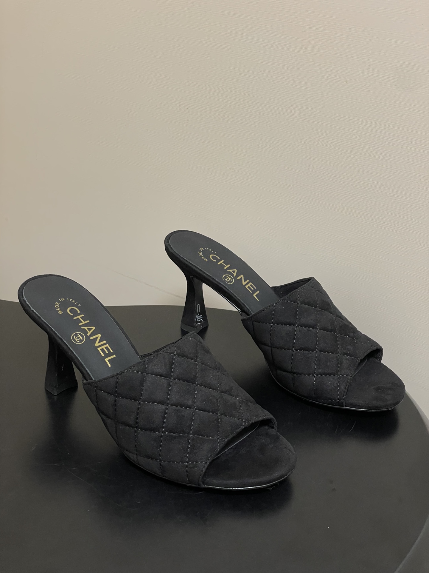 2026早春度假系列爆品🔥Chanel 小香26A 经典菱格鱼嘴蜜儿高跟拖鞋标志性双C扣凉拖鞋简约时尚，