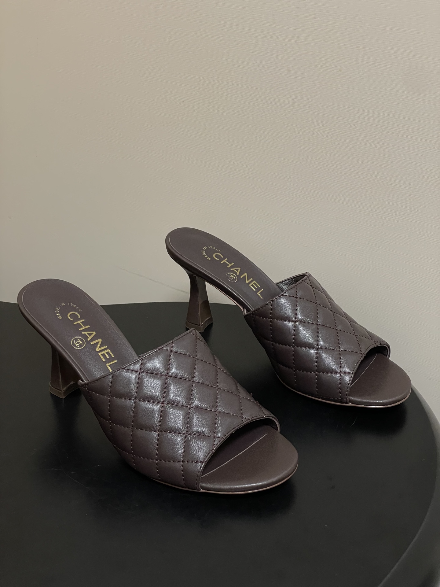 2026早春度假系列爆品🔥Chanel 小香26A 经典菱格鱼嘴蜜儿高跟拖鞋标志性双C扣凉拖鞋简约时尚，