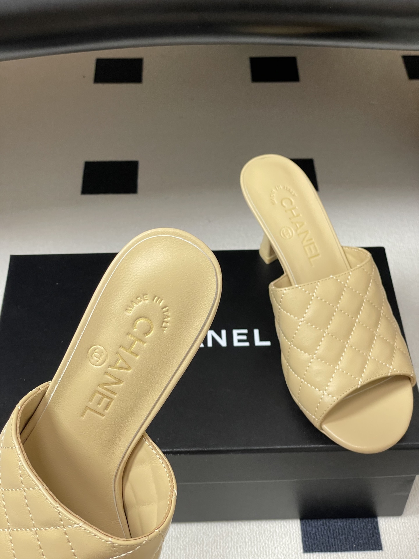 2026早春度假系列爆品🔥Chanel 小香26A 经典菱格鱼嘴蜜儿高跟拖鞋标志性双C扣凉拖鞋简约时尚, 2026早春度假系列爆品🔥Chanel 小香26A 经典菱格鱼嘴蜜儿高跟拖鞋标志性双C扣凉拖鞋简约时尚,