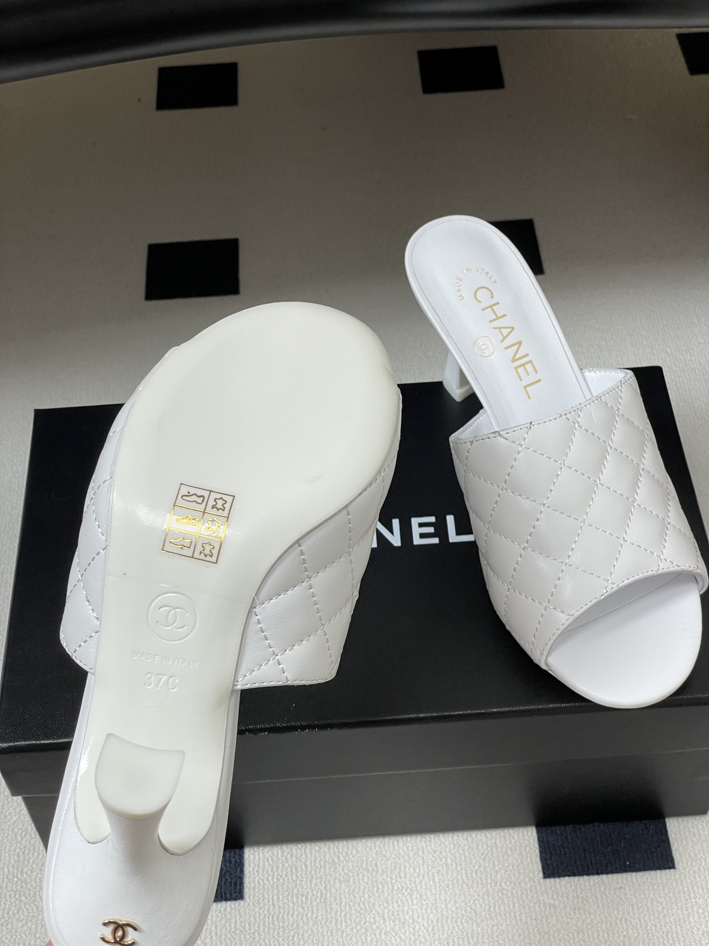 2026早春度假系列爆品🔥Chanel 小香26A 经典菱格鱼嘴蜜儿高跟拖鞋标志性双C扣凉拖鞋简约时尚, 2026早春度假系列爆品🔥Chanel 小香26A 经典菱格鱼嘴蜜儿高跟拖鞋标志性双C扣凉拖鞋简约时尚,