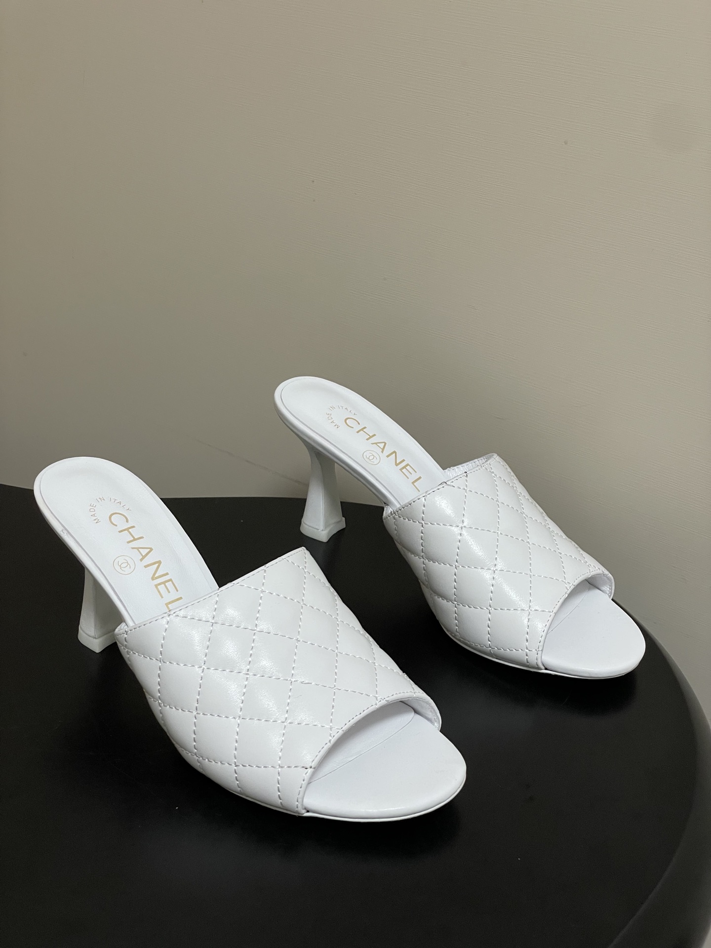 2026早春度假系列爆品🔥Chanel 小香26A 经典菱格鱼嘴蜜儿高跟拖鞋标志性双C扣凉拖鞋简约时尚，