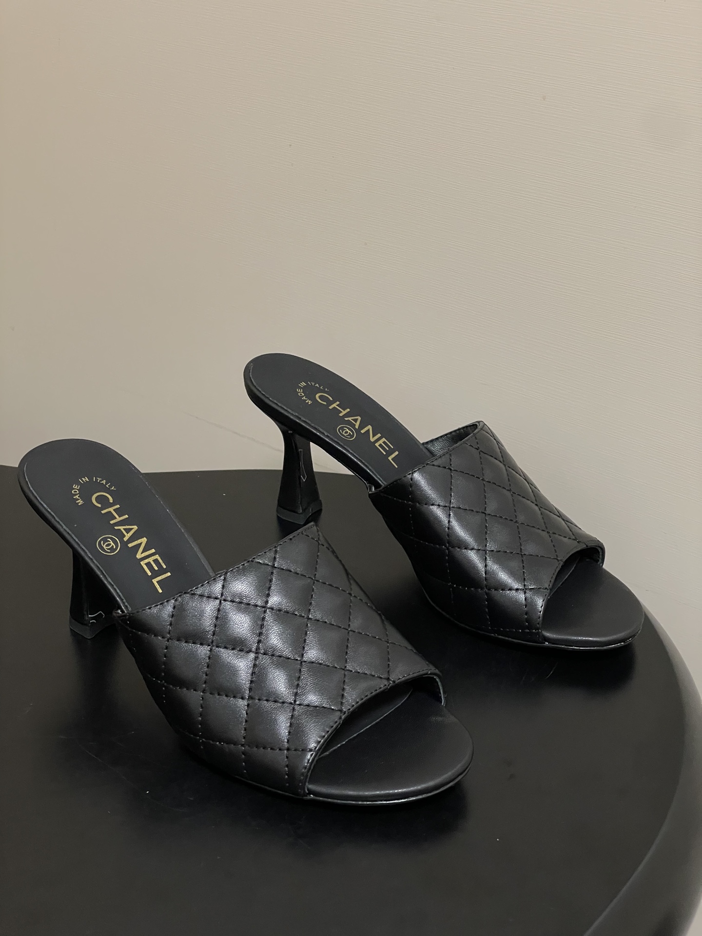 NO:874227,- 2026 early spring vacation series hot product Chanel Xiaoxiang 26A classic diamond fish mouth honey high heel slippers and iconic double C buckle sandal slippers are simple and fashionable, and the overall style is mule shoes. This shoe type has no laces or complex fixed structure, easy to put on and take off, and shows simple and smooth lines, in line with modern fashion aesthetics. The arched high heel design increases the beauty of the wearer's height and leg lines, and also gives the overall shape an elegant and sexy temperament.  Upper sheepskin/sheepskin, inner padding lambskin, sole Italian genuine leather outsole, heel height 8cm, size 35-39 (40.41 custom made, non-returnable), high heels and slippers, chanel, high heels, slippers, sheepskin, sheep, Leather soles19860909- 2026早春度假系列爆品Chanel 小香26A 经典菱格鱼嘴蜜儿高跟拖鞋标志性双C扣凉拖鞋 简约时尚,整体采用穆勒鞋款式,这种鞋型没有鞋带或复杂的固定结构,穿脱方便,同时展现出简洁流畅的线条感,符合现代时尚审美. 弓形的高跟设计增加了穿着者的身高和腿部线条的美感,同时也赋予了整体造型优雅、性感的气质. 鞋面羊皮/羊猄皮 内里垫脚小羊皮 鞋底意大利真皮大底 跟高8cm 码数35-39（40.41定做不退换）,高跟鞋拖鞋,chanel,high heels,slippers,sheepskin,sheep,Leather soles,Women's Shoes
