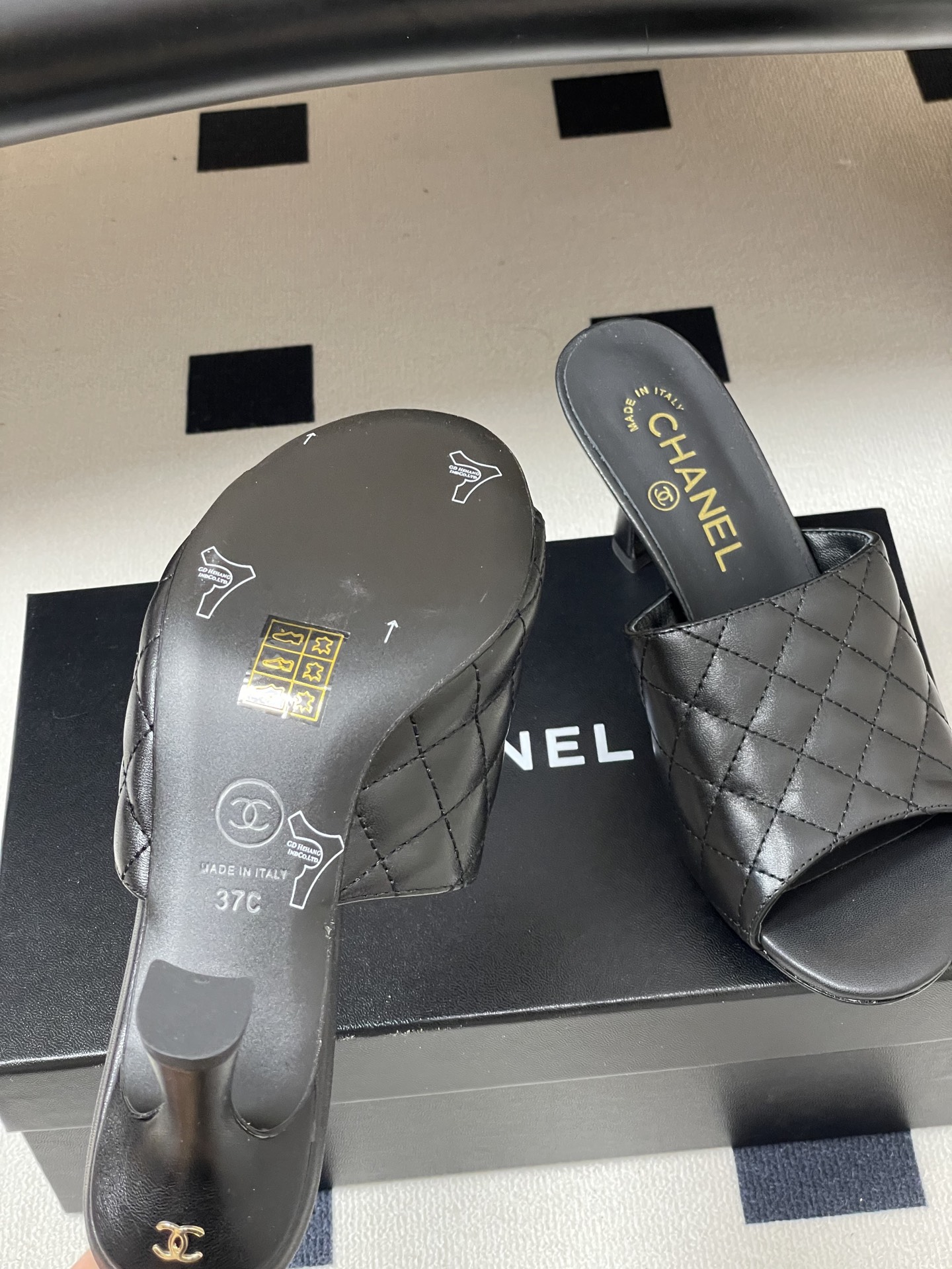 2026早春度假系列爆品🔥Chanel 小香26A 经典菱格鱼嘴蜜儿高跟拖鞋标志性双C扣凉拖鞋简约时尚, 2026早春度假系列爆品🔥Chanel 小香26A 经典菱格鱼嘴蜜儿高跟拖鞋标志性双C扣凉拖鞋简约时尚,