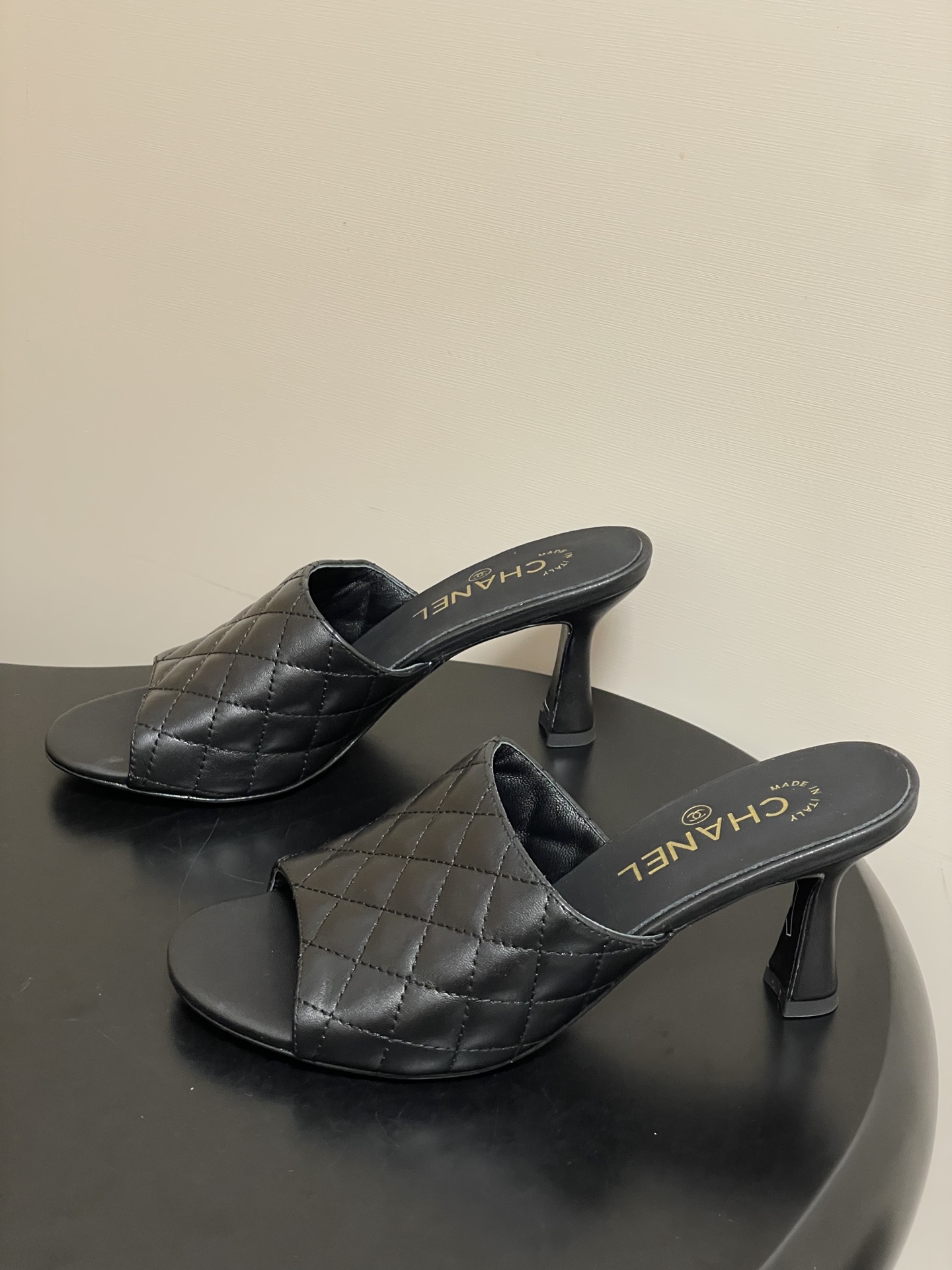 2026早春度假系列爆品🔥Chanel 小香26A 经典菱格鱼嘴蜜儿高跟拖鞋标志性双C扣凉拖鞋简约时尚, 2026早春度假系列爆品🔥Chanel 小香26A 经典菱格鱼嘴蜜儿高跟拖鞋标志性双C扣凉拖鞋简约时尚,