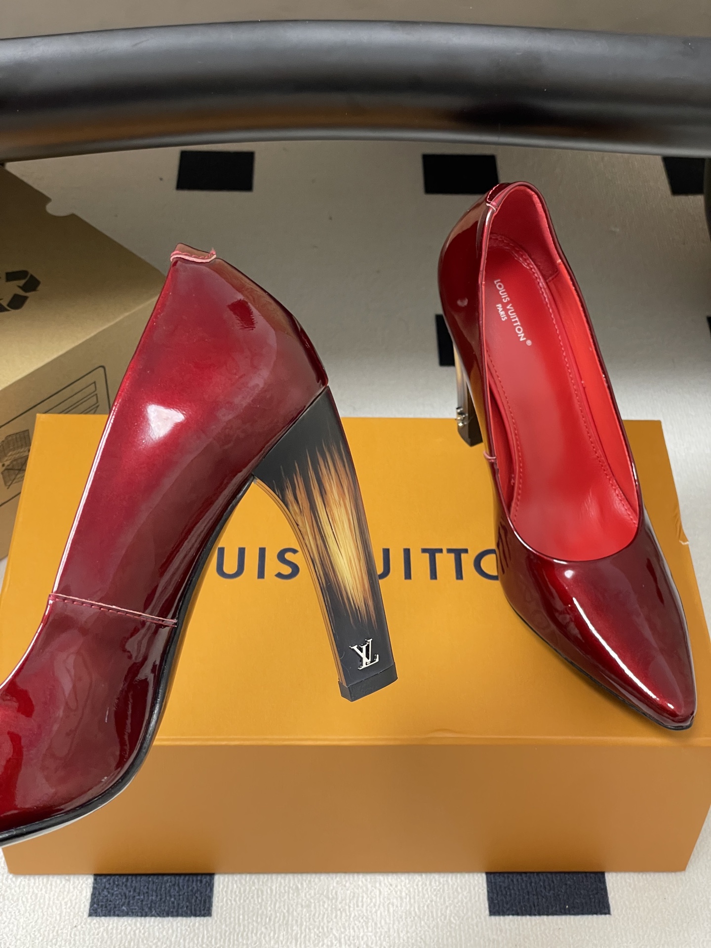 26ss春夏新款 LOUIS VUITTON 路易威登 LV 尖头复古高跟鞋渐变跟漆皮亮面单鞋豪门姐姐风 26ss春夏新款 LOUIS VUITTON 路易威登 LV 尖头复古高跟鞋渐变跟漆皮亮面单鞋豪门姐姐风