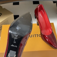 26ss春夏新款 LOUIS VUITTON 路易威登 LV 尖头复古高跟鞋渐变跟漆皮亮面单鞋豪门姐姐风 26ss春夏新款 LOUIS VUITTON 路易威登 LV 尖头复古高跟鞋渐变跟漆皮亮面单鞋豪门姐姐风