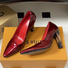 26ss春夏新款 LOUIS VUITTON 路易威登 LV 尖头复古高跟鞋渐变跟漆皮亮面单鞋豪门姐姐风 26ss春夏新款 LOUIS VUITTON 路易威登 LV 尖头复古高跟鞋渐变跟漆皮亮面单鞋豪门姐姐风