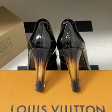 26ss春夏新款 LOUIS VUITTON 路易威登 LV 尖头复古高跟鞋渐变跟漆皮亮面单鞋豪门姐姐风 26ss春夏新款 LOUIS VUITTON 路易威登 LV 尖头复古高跟鞋渐变跟漆皮亮面单鞋豪门姐姐风