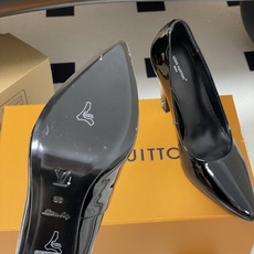 26ss春夏新款 LOUIS VUITTON 路易威登 LV 尖头复古高跟鞋渐变跟漆皮亮面单鞋豪门姐姐风 26ss春夏新款 LOUIS VUITTON 路易威登 LV 尖头复古高跟鞋渐变跟漆皮亮面单鞋豪门姐姐风