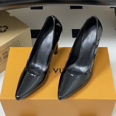 26ss春夏新款 LOUIS VUITTON 路易威登 LV 尖头复古高跟鞋渐变跟漆皮亮面单鞋豪门姐姐风 26ss春夏新款 LOUIS VUITTON 路易威登 LV 尖头复古高跟鞋渐变跟漆皮亮面单鞋豪门姐姐风