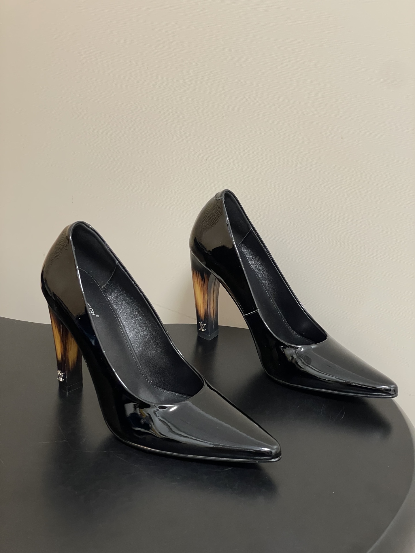 NO:874191,- 26ss spring and summer new style LOUIS VUITTON Louis Vuitton LV pointed-toe retro high-heeled shoes with gradient and patent leather glossy shoes. The rich sister-style high-heeled shoes can directly become gods!  The neat pointed toe elongates the foot shape, the shiny cowhide leather texture is transparent, the burgundy and classic black bring a royal aura, the gradient textured thick heels are stable and not tiring, and the height is moderate to show the length of the legs. It is suitable for commuting suits, dinner dresses, and retro skirts. It has a big-name atmosphere. It can be worn to work and dates, and it is easy to master the exquisite heroine temperament!  Upper cowhide, inner lining sheepskin, sole Italian genuine leather outsole, heel height 10.5cm, size 35-39 (40.41 custom-made, non-returnable), high-heeled shoes, louis vuitton, louis vuitton, louis vuitton, high heels, skirts, business suit, cowhide, sheepskin, Leather soles19860909- 26ss春夏新款 LOUIS VUITTON 路易威登 LV 尖头复古高跟鞋渐变跟漆皮亮面单鞋 豪门姐姐风高跟鞋直接封神！利落尖头拉长脚型,亮面牛漆皮质感通透,酒红、经典黑自带御姐气场,渐变纹理粗跟稳走不累,高度适中显腿长. 通勤西装、晚宴礼裙、复古半裙全都适配,自带大牌氛围感,上班约会穿都显贵,轻松拿捏精致大女主气质！ 鞋面牛皮 内里垫脚羊皮 鞋底意大利真皮大底 跟高10.5cm 码数35-39（40.41定做不退换）,高跟鞋单鞋,louis vuitton,louis vuitton,louis vuitton,high heels,skirts,business suit,cowhide,sheepskin,Leather soles,Women's Shoes