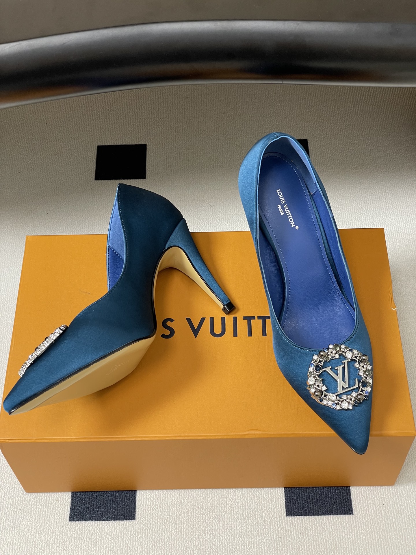 26ss春夏新款 LOUIS VUITTON 路易威登 LV MET 经典字母钻扣高跟鞋尖头缎面水钻扣细 26ss春夏新款 LOUIS VUITTON 路易威登 LV MET 经典字母钻扣高跟鞋尖头缎面水钻扣细