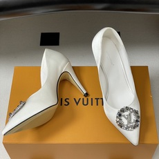 26ss春夏新款 LOUIS VUITTON 路易威登 LV MET 经典字母钻扣高跟鞋尖头缎面水钻扣细 26ss春夏新款 LOUIS VUITTON 路易威登 LV MET 经典字母钻扣高跟鞋尖头缎面水钻扣细