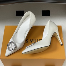 26ss春夏新款 LOUIS VUITTON 路易威登 LV MET 经典字母钻扣高跟鞋尖头缎面水钻扣细 26ss春夏新款 LOUIS VUITTON 路易威登 LV MET 经典字母钻扣高跟鞋尖头缎面水钻扣细