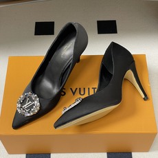 26ss春夏新款 LOUIS VUITTON 路易威登 LV MET 经典字母钻扣高跟鞋尖头缎面水钻扣细 26ss春夏新款 LOUIS VUITTON 路易威登 LV MET 经典字母钻扣高跟鞋尖头缎面水钻扣细
