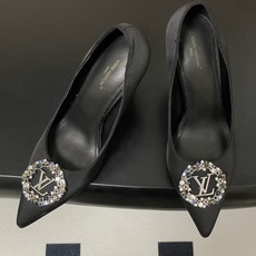 26ss春夏新款 LOUIS VUITTON 路易威登 LV MET 经典字母钻扣高跟鞋尖头缎面水钻扣细 26ss春夏新款 LOUIS VUITTON 路易威登 LV MET 经典字母钻扣高跟鞋尖头缎面水钻扣细