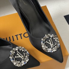 26ss春夏新款 LOUIS VUITTON 路易威登 LV MET 经典字母钻扣高跟鞋尖头缎面水钻扣细 26ss春夏新款 LOUIS VUITTON 路易威登 LV MET 经典字母钻扣高跟鞋尖头缎面水钻扣细