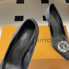 26ss春夏新款 LOUIS VUITTON 路易威登 LV MET 经典字母钻扣高跟鞋尖头缎面水钻扣细 26ss春夏新款 LOUIS VUITTON 路易威登 LV MET 经典字母钻扣高跟鞋尖头缎面水钻扣细