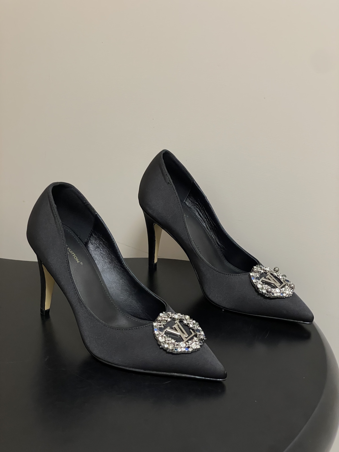 NO:874199,- 26ss spring and summer new style LOUIS VUITTON Louis Vuitton LV MET classic letter diamond buckle high heels pointed toe satin rhinestone buckle stiletto shoes This style of Met high heels has a silk satin upper. The LV letters on the metal decoration are surrounded by bright rhinestones and small Monogram flowers. The pointed toe design and slender high heels release a soft atmosphere, and the delicate leather outsole adds an elegant style. The upper is made of silk satin fabric and the lining is made of sheepskin.  Sole Italian genuine leather outsole, heel height 9.5cm, size 35-39 (40.41 custom-made, non-returnable), high-heeled shoes, louis vuitton, louis vuitton, louis vuitton, high heels, sheepskin, real silk, silk fabric, Leather soles19860909- 26ss春夏新款 LOUIS VUITTON 路易威登 LV MET 经典字母钻扣高跟鞋尖头缎面水钻扣细高跟单鞋 本款Met高跟鞋拥有丝缎鞋面.金属装饰上LV字母四周环绕璀璨莱茵石与小巧 Monogram 花卉.尖头设计和纤细高跟释放柔婉气息,细腻皮革外底再添优雅格调. 鞋面真丝绸缎面料 内里垫脚羊皮 鞋底意大利真皮大底 跟高9.5cm 码数35-39（40.41定做不退换）,高跟鞋单鞋,louis vuitton,louis vuitton,louis vuitton,high heels,sheepskin,real silk,silk fabric,Leather soles,Women's Shoes