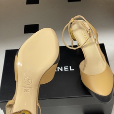 Chanel 香奈儿2026春夏新款 小香走秀款蘑菇跟高跟凉鞋经典双拼色后绕带露跟凉鞋经典配色超优雅。木 Chanel 香奈儿2026春夏新款 小香走秀款蘑菇跟高跟凉鞋经典双拼色后绕带露跟凉鞋经典配色超优雅。木