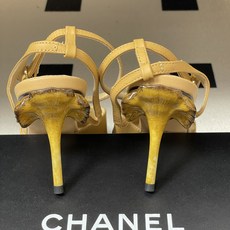 Chanel 香奈儿2026春夏新款 小香走秀款蘑菇跟高跟凉鞋经典双拼色后绕带露跟凉鞋经典配色超优雅。木 Chanel 香奈儿2026春夏新款 小香走秀款蘑菇跟高跟凉鞋经典双拼色后绕带露跟凉鞋经典配色超优雅。木