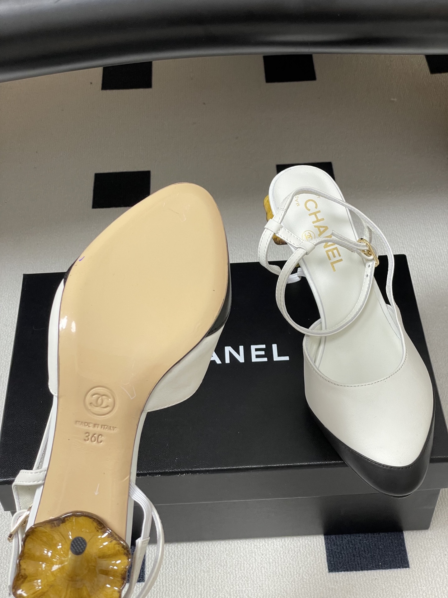 Chanel 香奈儿2026春夏新款 小香走秀款蘑菇跟高跟凉鞋经典双拼色后绕带露跟凉鞋经典配色超优雅。木 Chanel 香奈儿2026春夏新款 小香走秀款蘑菇跟高跟凉鞋经典双拼色后绕带露跟凉鞋经典配色超优雅。木