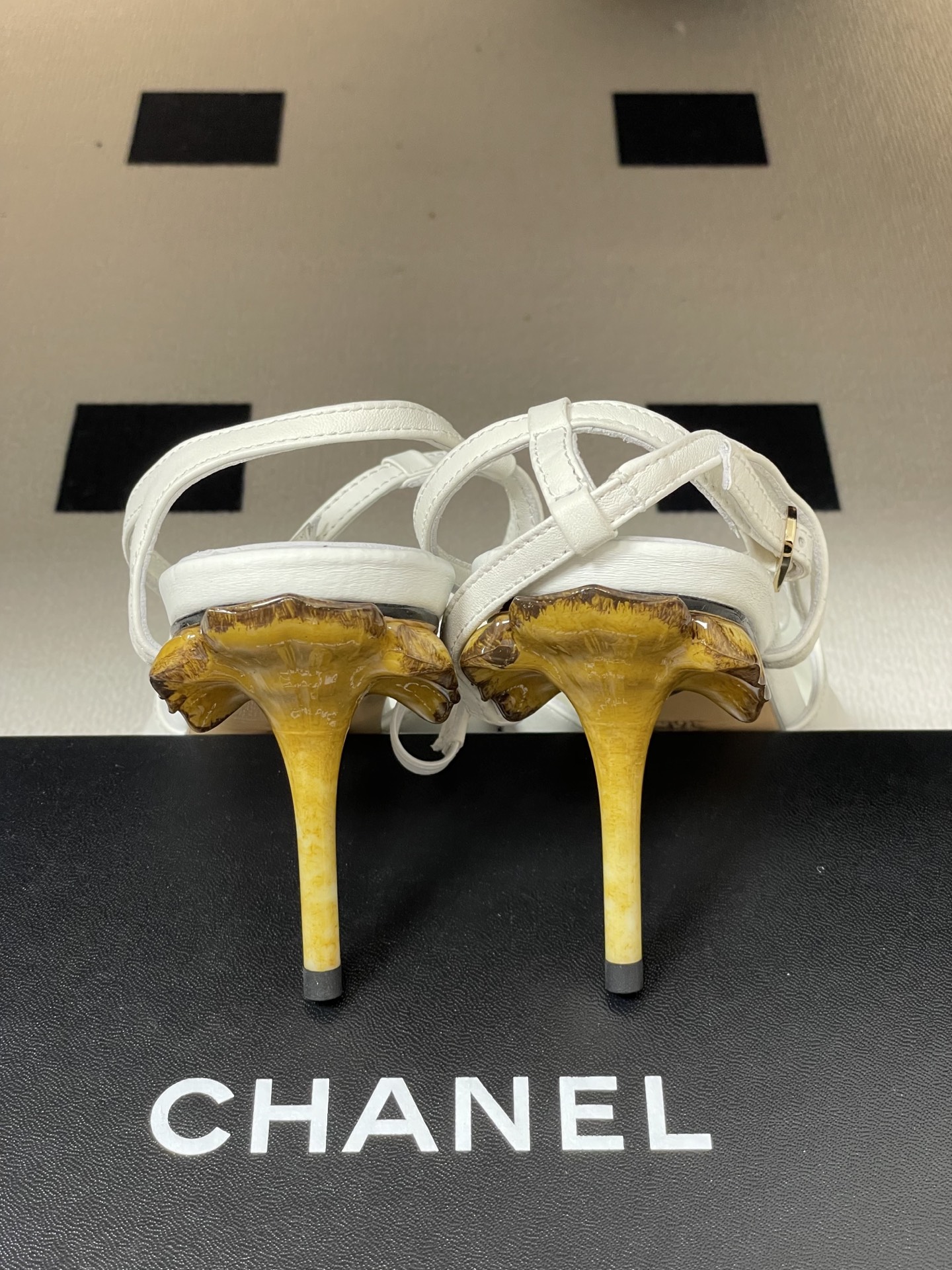 Chanel 香奈儿2026春夏新款 小香走秀款蘑菇跟高跟凉鞋经典双拼色后绕带露跟凉鞋经典配色超优雅。木 Chanel 香奈儿2026春夏新款 小香走秀款蘑菇跟高跟凉鞋经典双拼色后绕带露跟凉鞋经典配色超优雅。木