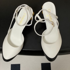 Chanel 香奈儿2026春夏新款 小香走秀款蘑菇跟高跟凉鞋经典双拼色后绕带露跟凉鞋经典配色超优雅。木 Chanel 香奈儿2026春夏新款 小香走秀款蘑菇跟高跟凉鞋经典双拼色后绕带露跟凉鞋经典配色超优雅。木