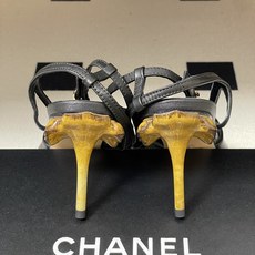 Chanel 香奈儿2026春夏新款 小香走秀款蘑菇跟高跟凉鞋经典双拼色后绕带露跟凉鞋经典配色超优雅。木 Chanel 香奈儿2026春夏新款 小香走秀款蘑菇跟高跟凉鞋经典双拼色后绕带露跟凉鞋经典配色超优雅。木