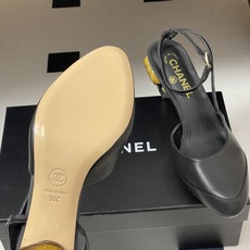 Chanel 香奈儿2026春夏新款 小香走秀款蘑菇跟高跟凉鞋经典双拼色后绕带露跟凉鞋经典配色超优雅。木 Chanel 香奈儿2026春夏新款 小香走秀款蘑菇跟高跟凉鞋经典双拼色后绕带露跟凉鞋经典配色超优雅。木