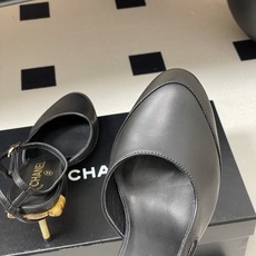 Chanel 香奈儿2026春夏新款 小香走秀款蘑菇跟高跟凉鞋经典双拼色后绕带露跟凉鞋经典配色超优雅。木 Chanel 香奈儿2026春夏新款 小香走秀款蘑菇跟高跟凉鞋经典双拼色后绕带露跟凉鞋经典配色超优雅。木