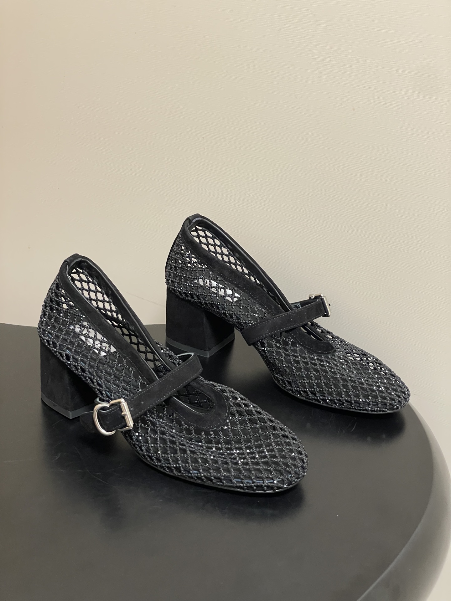 NO:876624,Belt box 10 order notes (default ordinary box) 2026 spring and summer new ALAIA French ballet shoes, beautiful hollow fishnet shoes, the latest crystal diamond surface fishnet shoes, one-word buckle with thick heel Mary Jane shoes, mesh diamond high-heeled shoes, this style  Babies mesh shoes are both light and high, allowing you to walk elegantly. The classic combination of breathable mesh and suede sheepskin, with adjustable buckles and built-in leather soles, fits the shape of your feet. It is a smart choice for commuting and dating. Made of fishnet fabric and suede goatskin, embellished with crystals, it is light and elegant, luxurious and eye-catching. The looming hazy feeling ~ the most beautiful fishnet shoes are at Alaia  The upper foot is super soft and easy to wear ~ the shoe shape is good for wrapping ~ fashionable and elegant ~ invincible and versatile ~ you can choose skirts and trousers ~ loose, elegant, and tight. Feminine ballet elements can be more than one style, strong and soft, elegant and powerful, which is the best way to open ballet shoes. The upper is delicate sheepskin/original customized crystal diamond, the lining is sheepskin, and the sole is Italian leather outsole (the original is the same as the forefoot injection molding)  Size 35-39 (40.41.42 customized, non-returnable), single shoes, alaia, mary jane, skirts, sheepskin, sheep, Leather soles19860909皮带盒10下单备注（默认普通盒） 2026春夏新款ALAIA阿莱亚 法式芭蕾舞鞋 绝美镂空渔网鞋最新水晶钻面渔网鞋一字扣带粗跟玛丽珍鞋网钻高跟单鞋 该款 Babies网眼鞋履,兼具轻盈与高度让人优雅漫步.透气网钻与绒面羊皮革的经典组合,搭配可调节搭扣,内置皮革鞋底,贴合脚型,是通勤约会的灵动之选.由渔网面料和绒面山羊皮精制而成,缀以水晶,淡然优雅,奢华吸睛. 若隐若现的朦胧感～最美渔网鞋就在 Alaia 上脚巨软巨好穿～鞋型包裹性好～时尚优雅～无敌百搭～裙装裤装任你挑～松弛感、优雅感、拿捏的死死的 女性气质十足的芭蕾元素可不只一种风格,刚柔并济,既优雅又有力量,才是芭蕾舞鞋最好的打开方式. 鞋面细腻羊猄皮/原版定制水晶钻 内里垫脚羊皮 鞋底意大利真皮大底（原版一致前掌注塑） 码数35-39（40.41.42定做不退换）,单鞋,alaia,mary jane,skirts,sheepskin,sheep,Leather soles,Women's Shoes