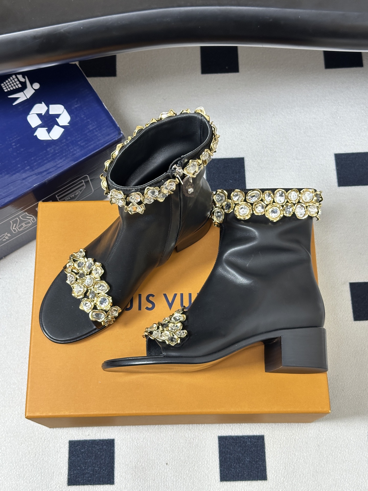 26ss早秋新款Louis vuitton Lv 水晶钻带鱼嘴凉靴侧拉链粗跟短靴鞋头采用露趾设计,这种设 26ss早秋新款Louis vuitton Lv 水晶钻带鱼嘴凉靴侧拉链粗跟短靴鞋头采用露趾设计,这种设