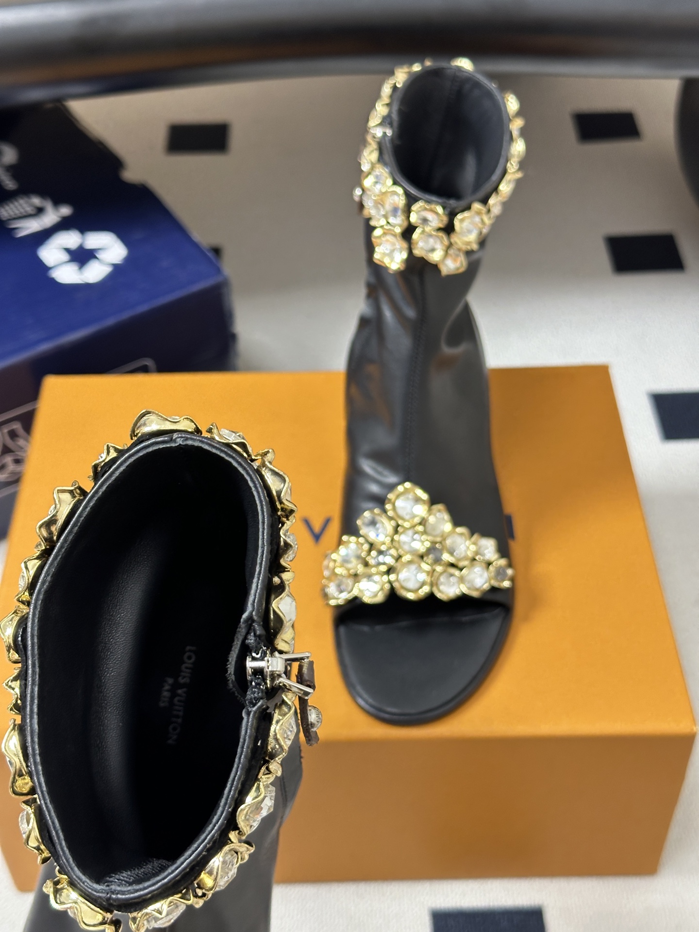 26ss早秋新款Louis vuitton Lv 水晶钻带鱼嘴凉靴侧拉链粗跟短靴鞋头采用露趾设计,这种设 26ss早秋新款Louis vuitton Lv 水晶钻带鱼嘴凉靴侧拉链粗跟短靴鞋头采用露趾设计,这种设