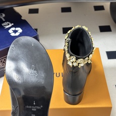 26ss早秋新款Louis vuitton Lv 水晶钻带鱼嘴凉靴侧拉链粗跟短靴鞋头采用露趾设计,这种设 26ss早秋新款Louis vuitton Lv 水晶钻带鱼嘴凉靴侧拉链粗跟短靴鞋头采用露趾设计,这种设
