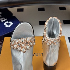26ss早秋新款Louis vuitton Lv 水晶钻带鱼嘴凉靴侧拉链粗跟短靴鞋头采用露趾设计,这种设 26ss早秋新款Louis vuitton Lv 水晶钻带鱼嘴凉靴侧拉链粗跟短靴鞋头采用露趾设计,这种设