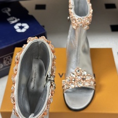 26ss早秋新款Louis vuitton Lv 水晶钻带鱼嘴凉靴侧拉链粗跟短靴鞋头采用露趾设计,这种设 26ss早秋新款Louis vuitton Lv 水晶钻带鱼嘴凉靴侧拉链粗跟短靴鞋头采用露趾设计,这种设