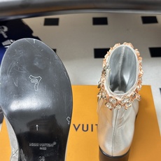 26ss早秋新款Louis vuitton Lv 水晶钻带鱼嘴凉靴侧拉链粗跟短靴鞋头采用露趾设计,这种设 26ss早秋新款Louis vuitton Lv 水晶钻带鱼嘴凉靴侧拉链粗跟短靴鞋头采用露趾设计,这种设