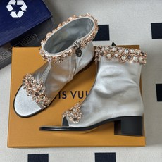 26ss早秋新款Louis vuitton Lv 水晶钻带鱼嘴凉靴侧拉链粗跟短靴鞋头采用露趾设计,这种设 26ss早秋新款Louis vuitton Lv 水晶钻带鱼嘴凉靴侧拉链粗跟短靴鞋头采用露趾设计,这种设