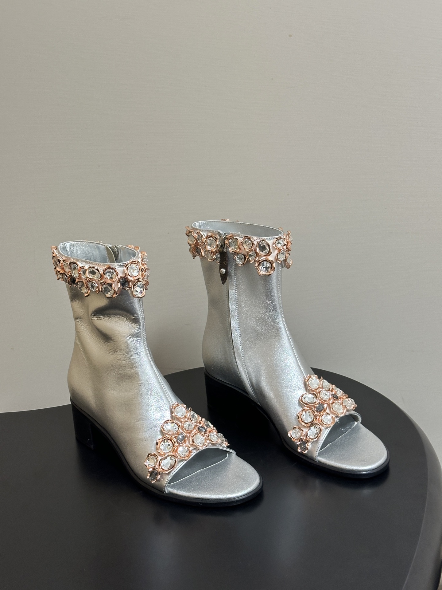NO:875561,- 26ss early autumn new Louis vuitton Lv crystal diamond fish mouth sandals side zipper thick heel short boots. The toe adopts an open toe design. This design can properly show the toes, visually lengthen the leg line, make the feet appear more slender, and also add a bit of sexiness and fashion.  There is a classic lace design on the side of the shoe body, which not only increases the layering and detail of the shoe, but also allows the tightness to be adjusted according to personal preference to achieve a more comfortable wearing experience and unique styling effect. The design of the thick heel is more stable than the thin heel, making it easier for the wearer to maintain balance when walking, reducing the risk of falling. At the same time, the thick heel also gives the shoe a retro and grand style.  There is a zipper on the side of the upper. This practical design is easy to put on and take off, especially in daily rush. There is no need to spend too much time untying complicated shoelaces. Upper calfskin, lining sheepskin, sole Italian genuine leather outsole, size 35-39 (40.41 custom-made, non-returnable), boots, louis vuitton, louis vuitton, boots, cowhide, sheepskin, Leather soles19860909- 26ss早秋新款Louis vuitton Lv 水晶钻带鱼嘴凉靴侧拉链粗跟短靴 鞋头采用露趾设计,这种设计能恰到好处地展示脚趾,在视觉上拉长腿部线条,显得脚部更加修长,同时也增添了几分性感与时尚感. 鞋身侧面有着经典的系带设计,不仅增加了鞋子的层次感和细节感,还可以根据个人喜好调整松紧度,以达到更舒适的穿着体验和独特的造型效果. 粗跟的设计相较于细跟更加稳定,穿着者在行走时更容易保持平衡,减少了摔倒的风险.同时,粗跟也赋予了鞋子一种复古且大气的风格. 鞋帮侧面设有拉链,这一实用的设计方便穿脱,尤其是在日常匆忙的情况下,无需花费过多时间去解开复杂的鞋带. 鞋面小牛皮 内里垫脚羊皮 鞋底意大利真皮大底 码数35-39（40.41定做不退换）,靴子,louis vuitton,louis vuitton,boots,cowhide,sheepskin,Leather soles,Women's Shoes